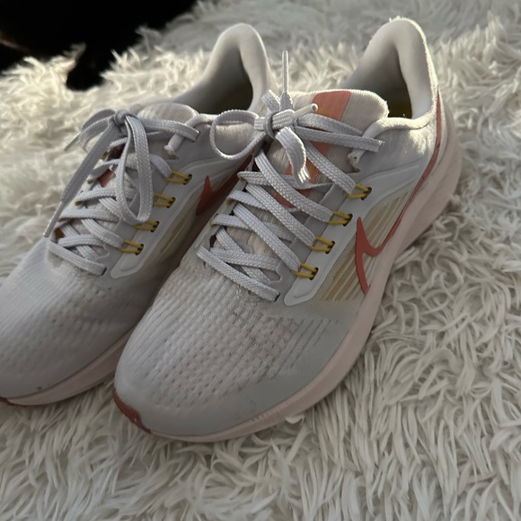nikes - Picture 1 of 5